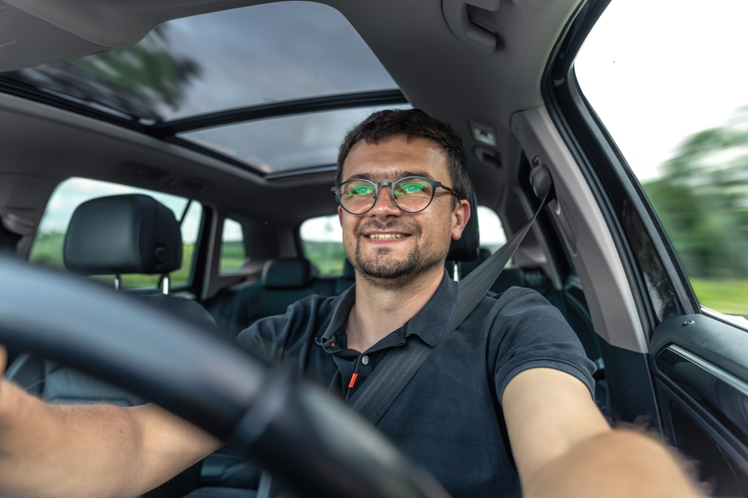 Motorista sendo filmado por câmera interna embarcada
