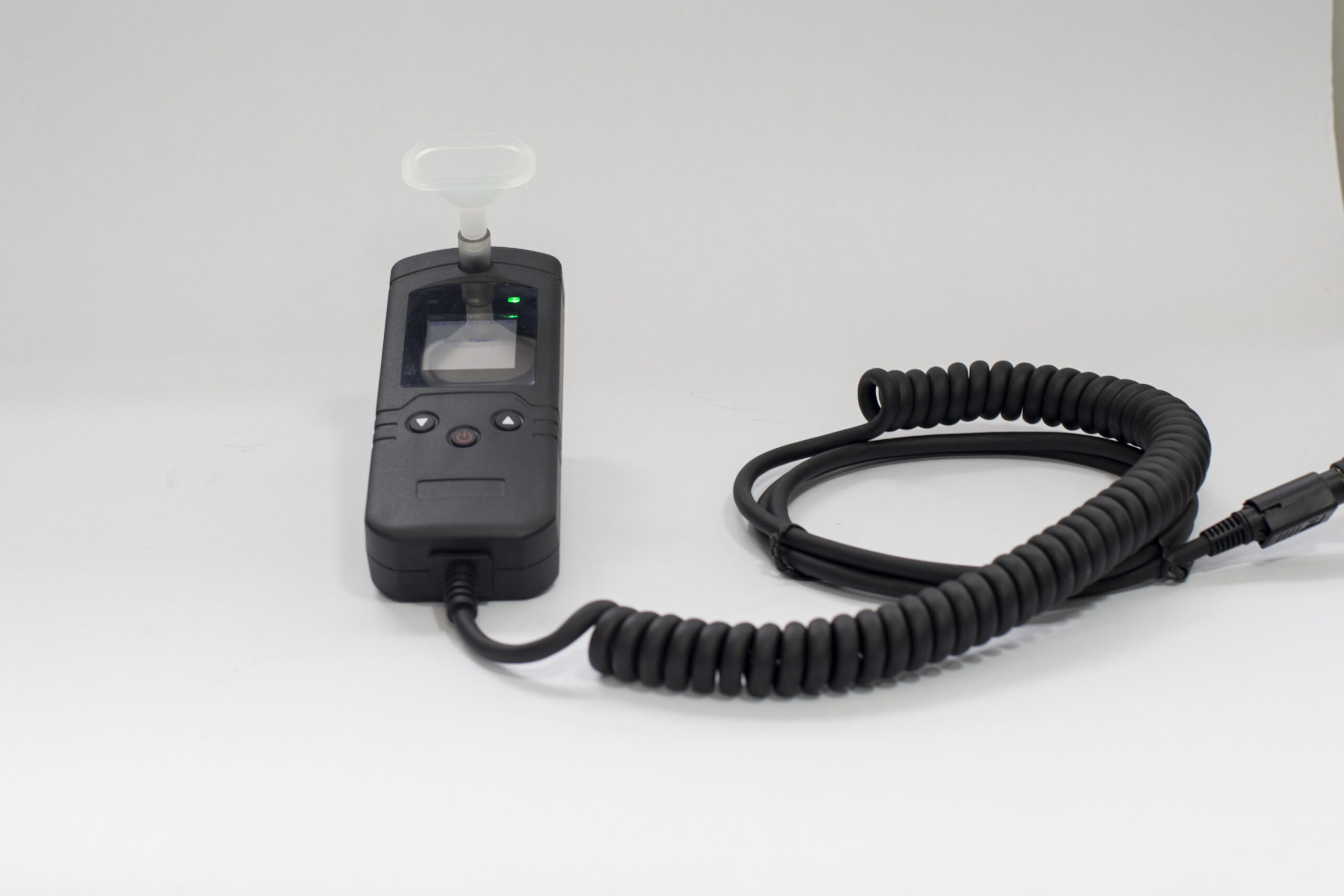 Motorista realizando teste de bafômetro veicular