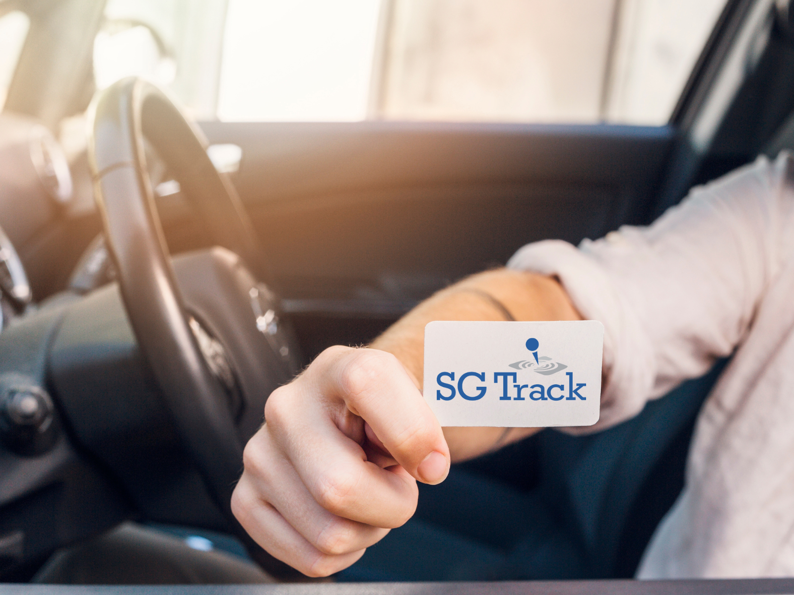 Motorista segurando cartão de identificação da SG Track