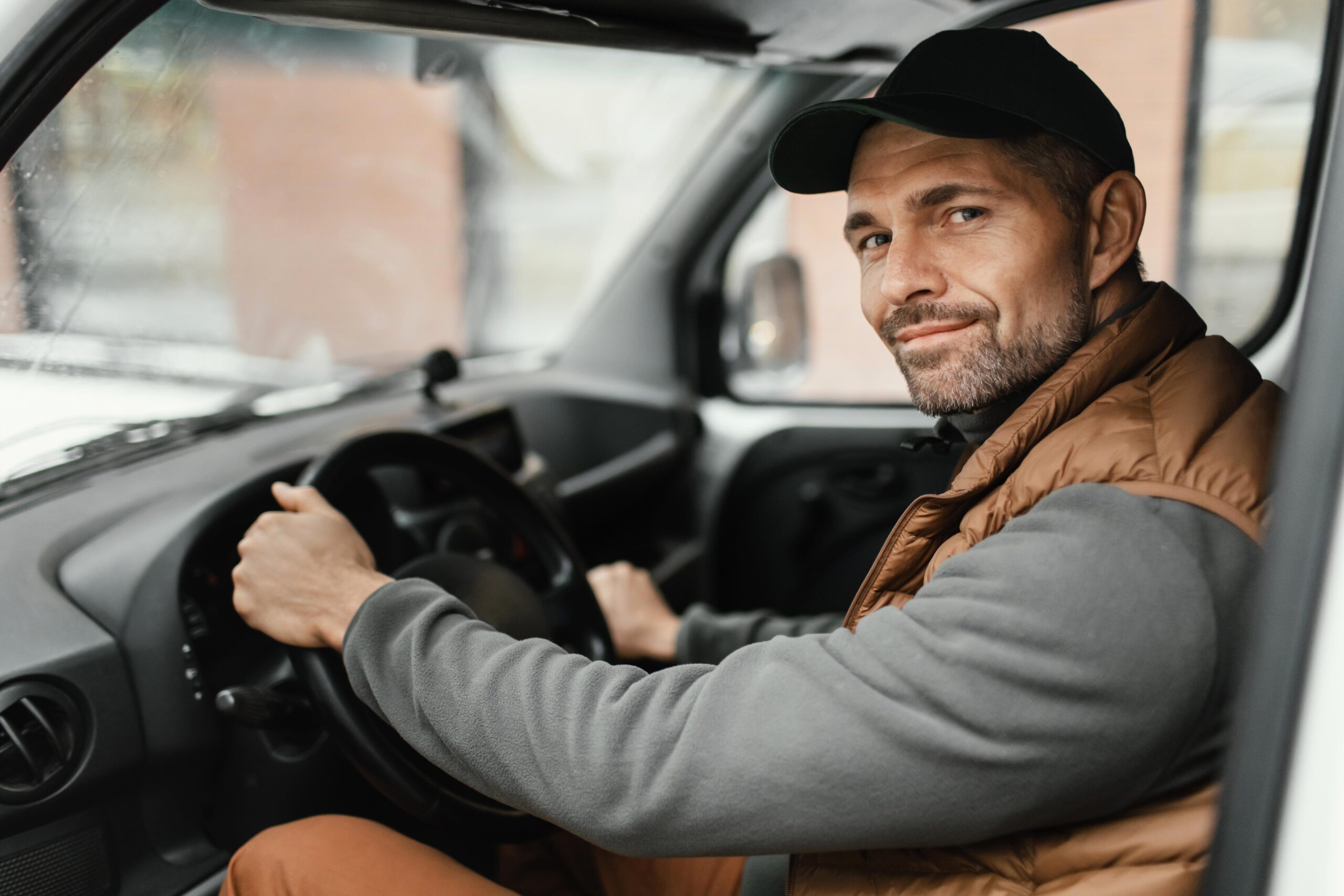 Motorista dirigindo com foco em dúvidas frequentes