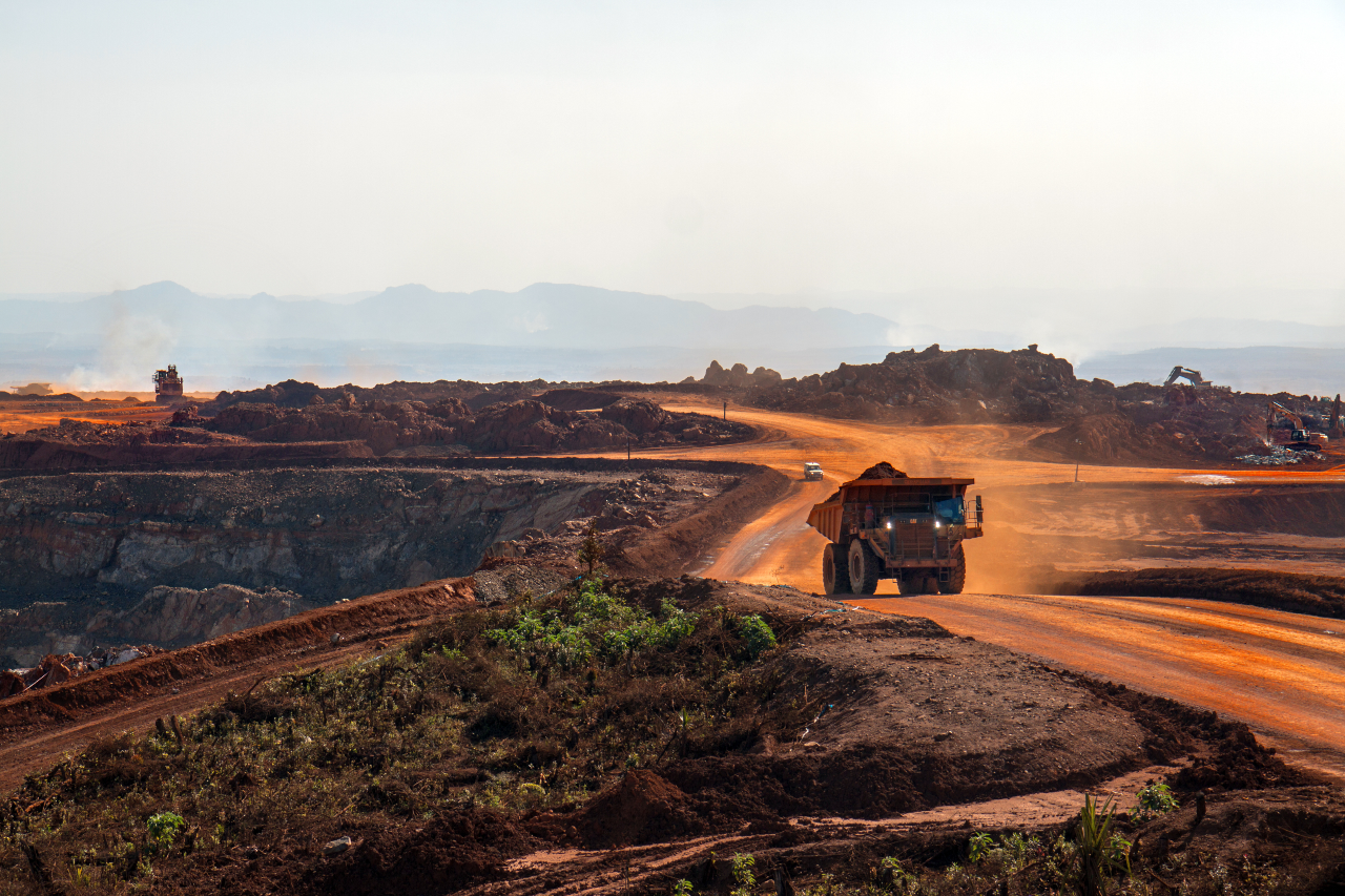 Caminhão fora de estrada em operação de mineração com suporte a telemetria avançada